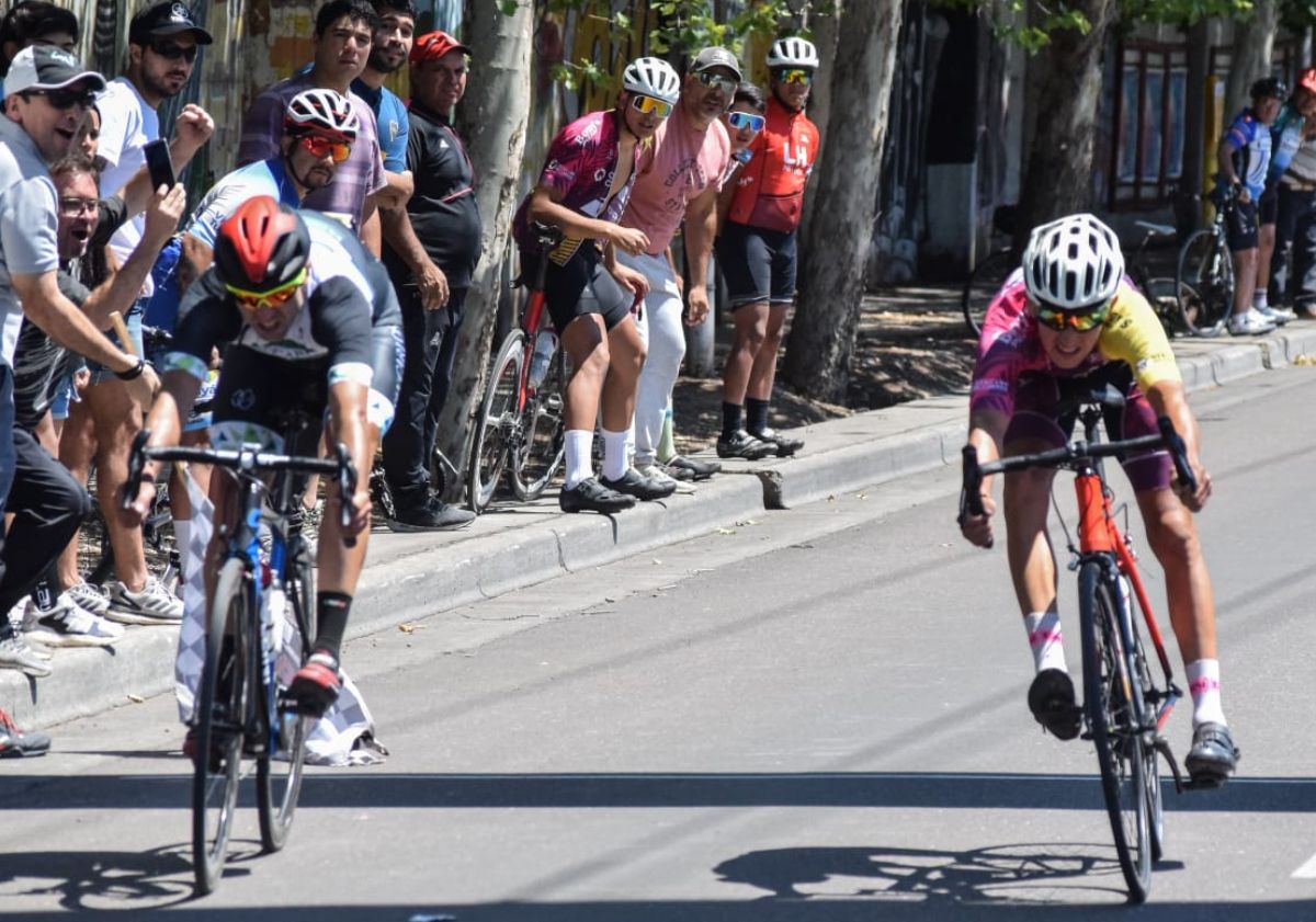Exequiel Nievas, con 18 años, ganó su primera carrera de Elite en el Corredor del Oeste