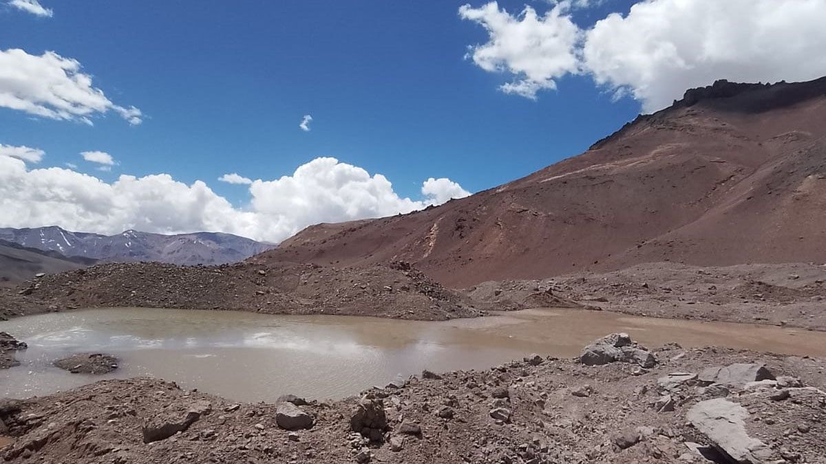 Como consecuencia de la ola de calor se formaron tres lagunas que representan riesgo de aludes.