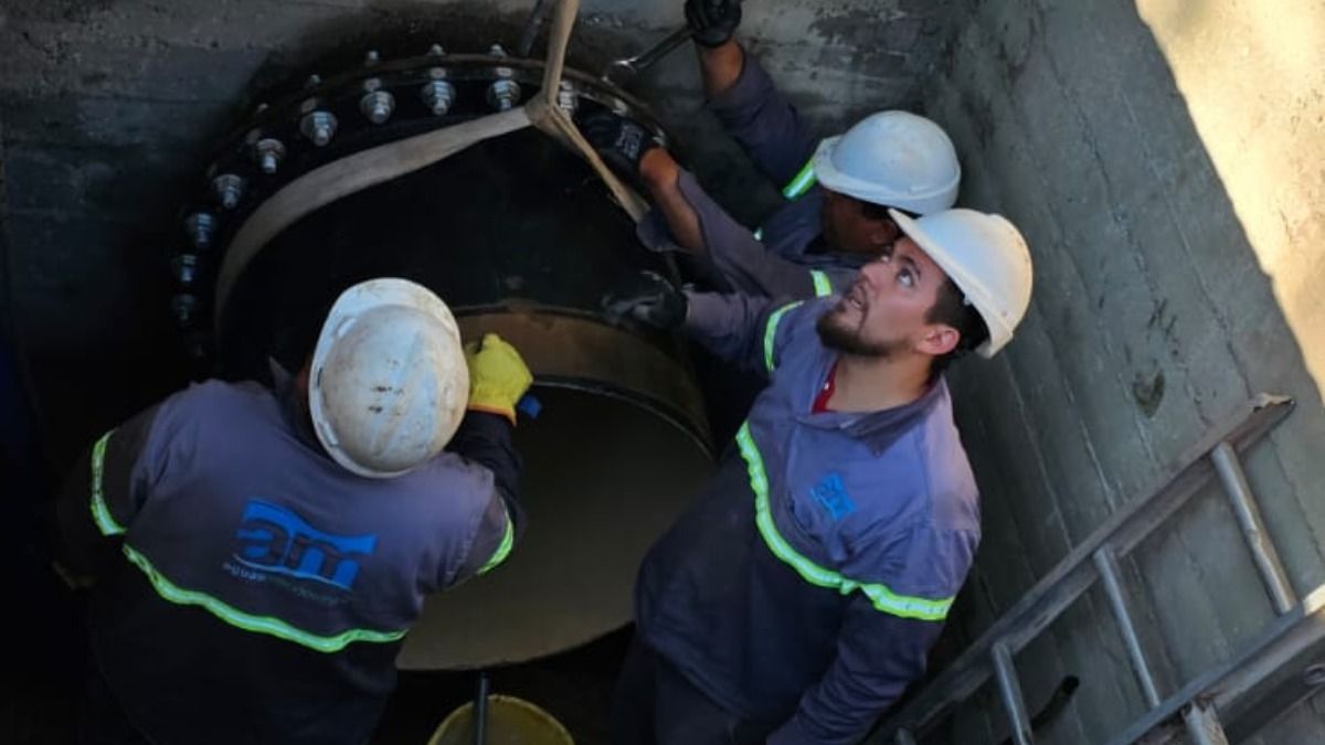 Operarios de Aguas Mendocinas (Aysam) trabajan para restablecer el suministro de agua potable en Luján de Cuyo, Godoy Cruz y Ciudad. Imagen ilustrativa. Operarios de Aguas Mendocinas (Aysam) trabajan para restablecer el suministro de agua potable en Luján de Cuyo, Godoy Cruz y Ciudad. Imagen ilustrativa.