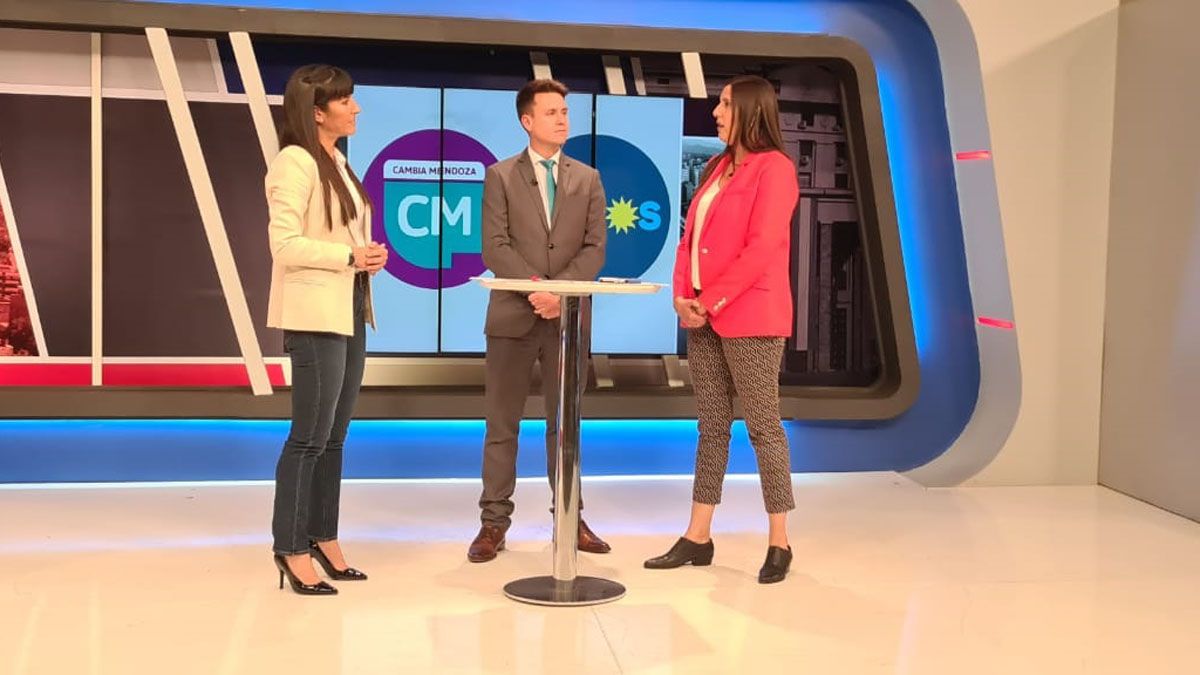 Frente a frente: Pamela Verasay y Marisa Uceda, junto al conductor Julián Imazio.