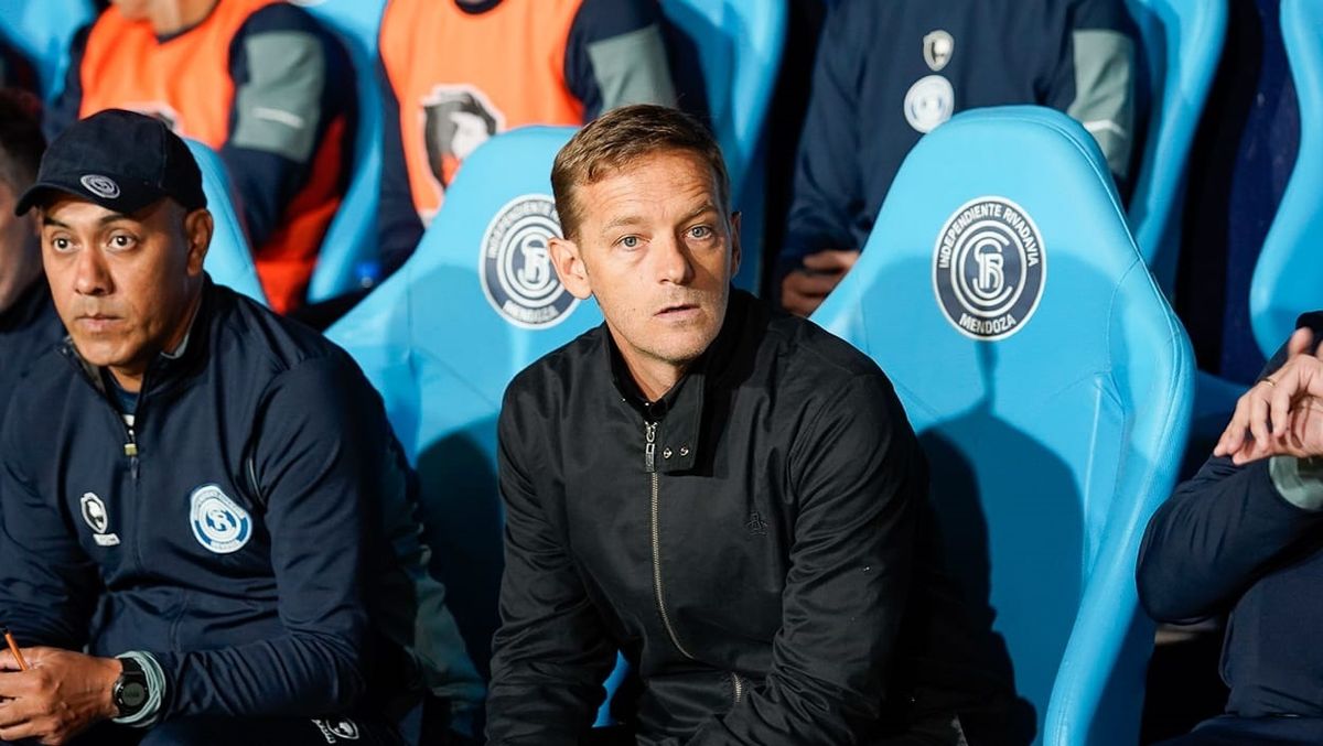 El entrenador Martín Cicotello se fue muy golpeado tras las derrota de Independiente Rivadavia ante Vélez, en el Bautista Gargantini.