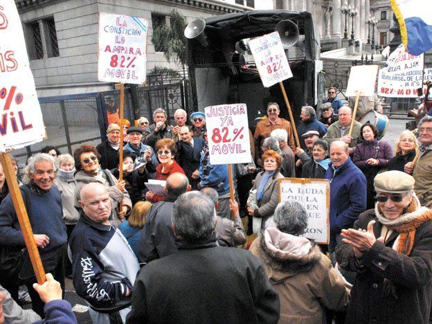 Jubilados docentes ganan millonario juicio por el 82%