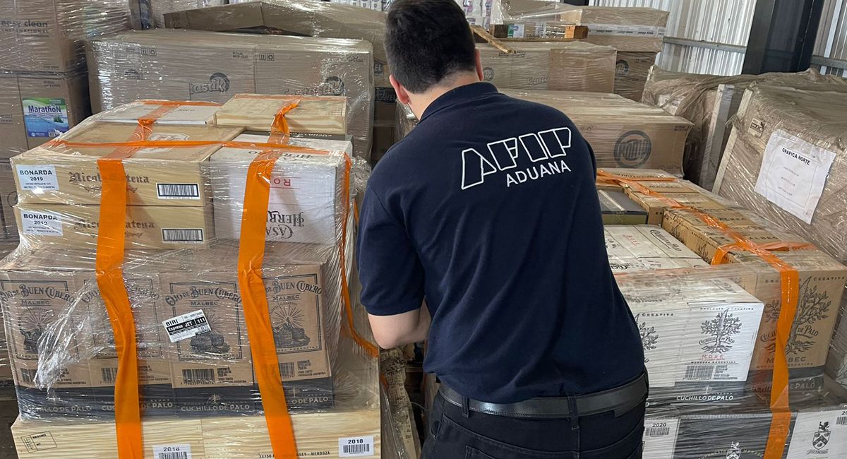 Este martes el personal de Aduanas detectó el contrabano de más de 9.000 botellas de vino mendocino en Misiones. Previamente también desbarató el contrabando de 121 toneladas de ajo de Mendoza y Misiones. 