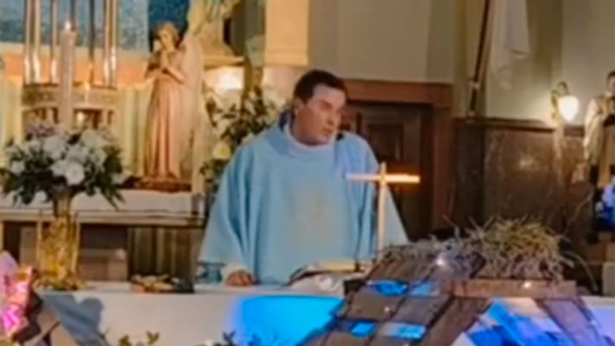 El sacerdote Fabián Barrera cargó duramente contra el pase sanitario y le pegó al gobernador bonaerense Axel Kicllof.