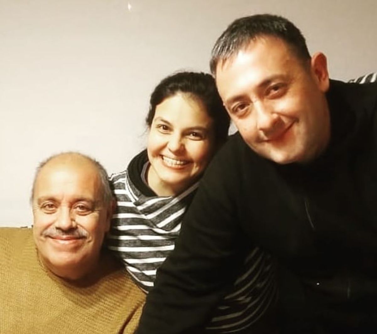 Gisel junto a su padre Manuel y su hermano David.