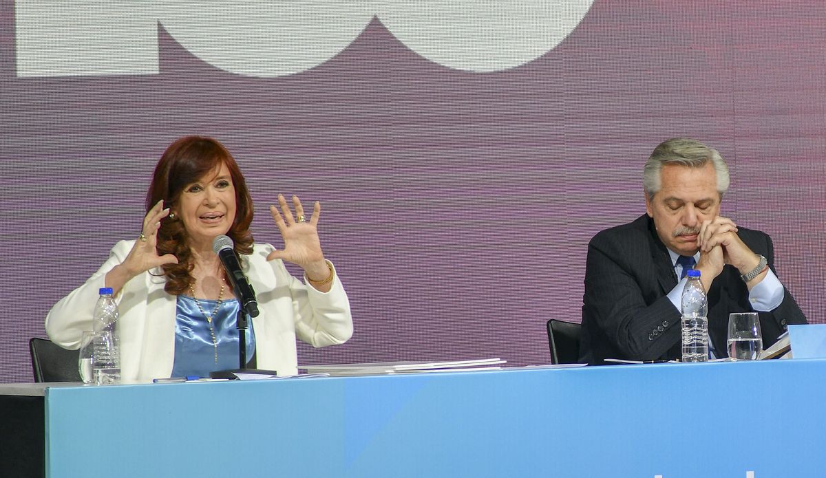 Cristina Kirchner le pasó facturas a Alberto Fernández en el acto por los 100 años de YPF.
