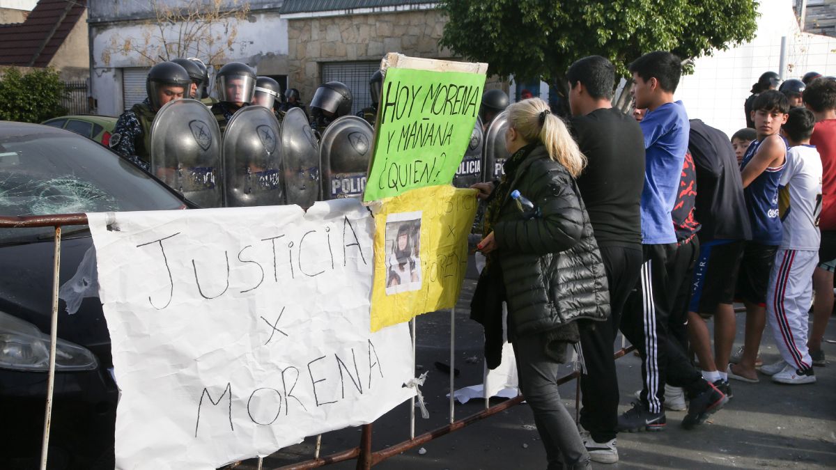Hubo protestas de vecinos y familiares de Morena Domínguez frente a la Comisaría 5ª de Lanús. Hubo protestas de vecinos y familiares de Morena Domínguez frente a la Comisaría 5ª de Lanús.