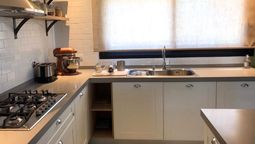 Elimina el moho y la humedad del bajo mesada de la cocina o del baño