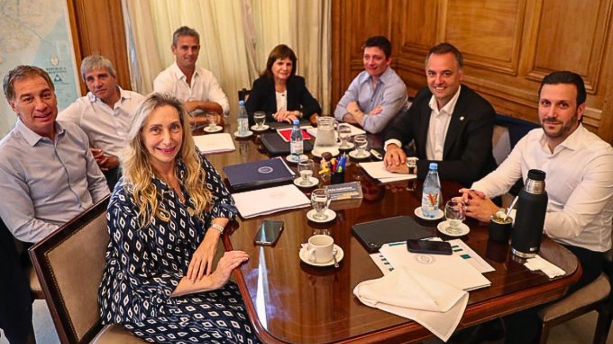 Parte del gabinete de Milei con la secretaria de la Presidencia, Karina Milei. En la foto, Manuel Adorni -actual jefe de Gabinete- y el ministro del Interior, Diego Santilli. Parte del gabinete de Milei con la secretaria de la Presidencia, Karina Milei. En la foto, Manuel Adorni -actual jefe de Gabinete- y el ministro del Interior, Diego Santilli.