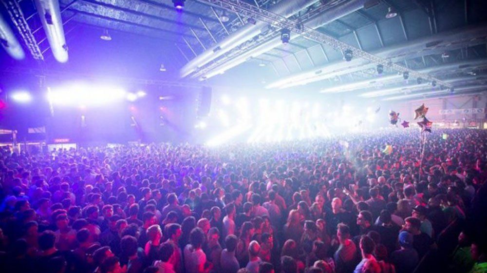 Murieron tres jóvenes en una fiesta electrónica en Costa Salguero