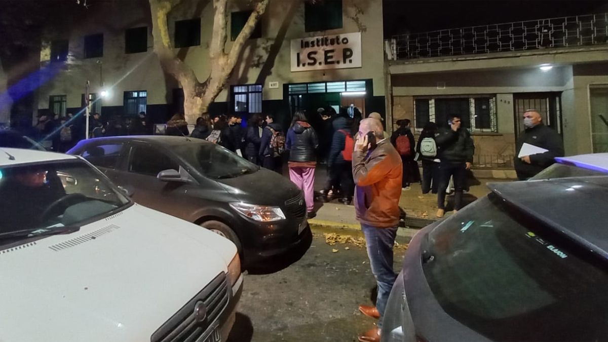 La Policía armó un protocolo especial de seguridad en el Instituto ISEP por amenazas de llevar armas de fuego al establecimiento.