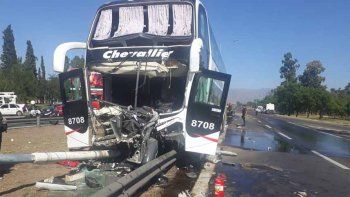 Impresionante accidente de un micro de Chevallier en el Acceso Este, frente al Shopping: caos de tránsito