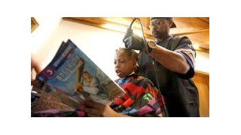 La singular propuesta de un peluquero que le corta el pelo gratis a niños que le lean un libro