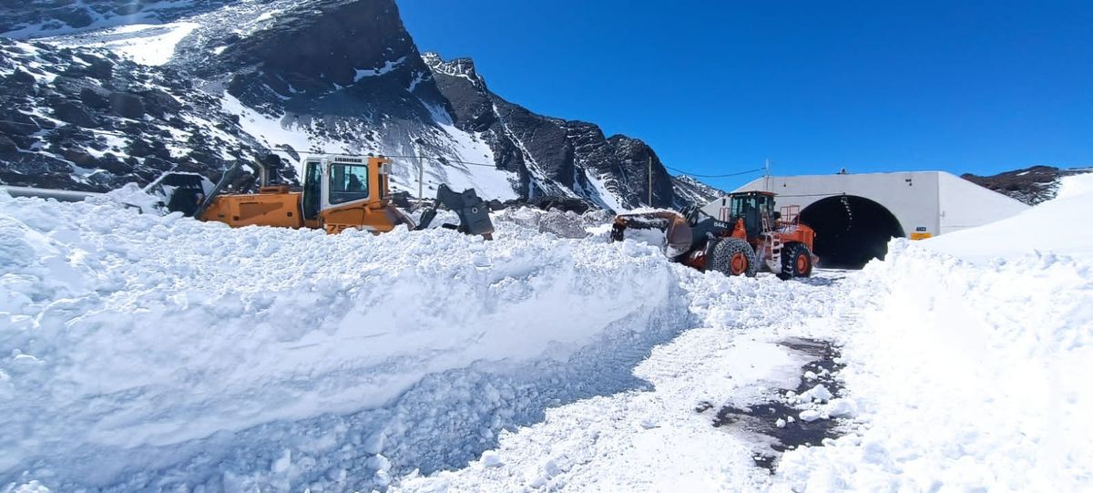 Máquinas de Vialidad trabajaron este lunes abriendo paso en Las Cuevas a la salida del Máquinas de Vialidad trabajaron este lunes abriendo paso en Las Cuevas a la salida del