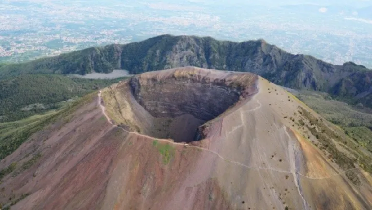 Seflie peligrosa. Se quiso sacar una selfie extrema y se cayó al volcán.