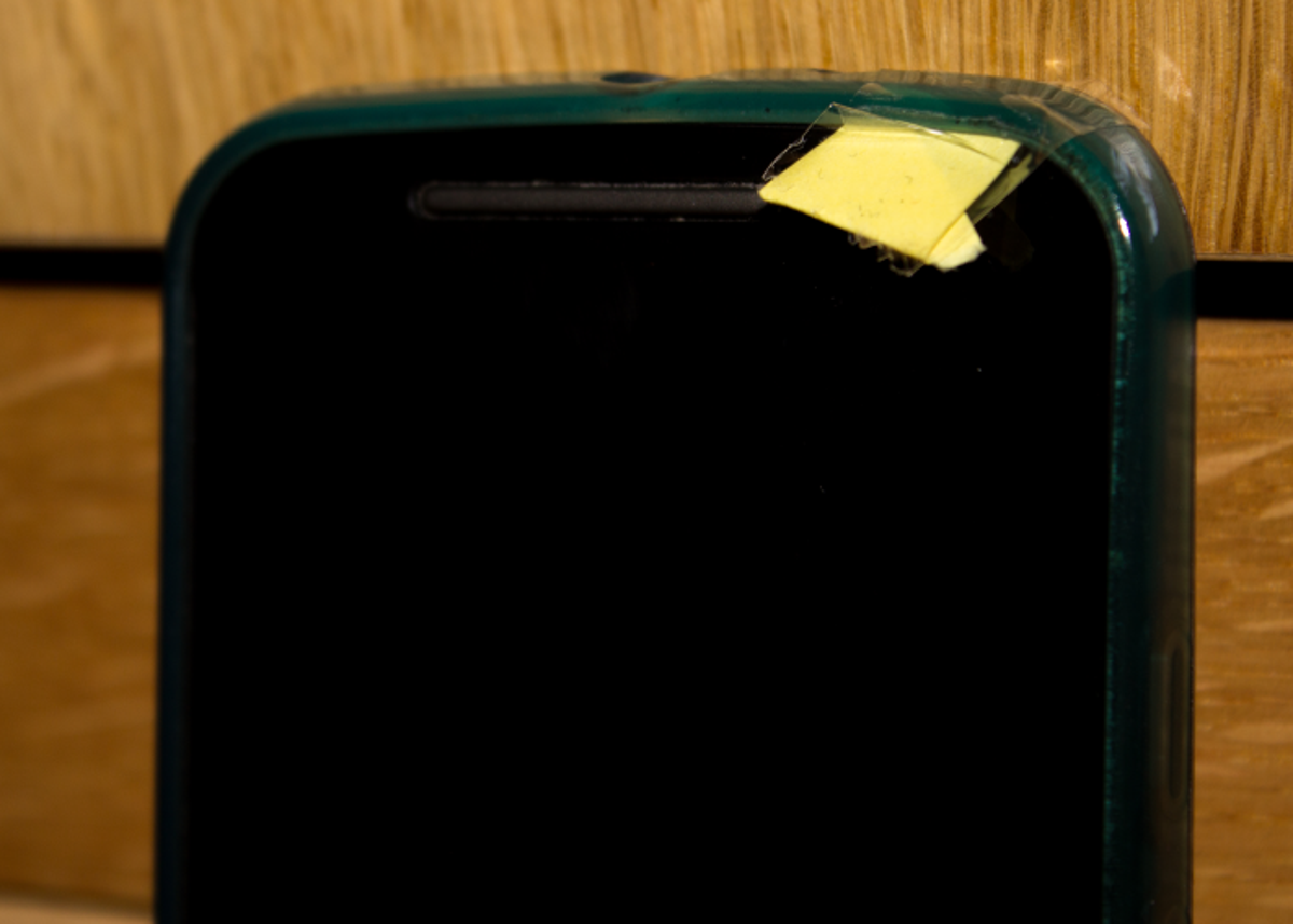 Colocar una cinta en la cámara del celular: por qué recomiendan hacerlo y para qué sirve Colocar una cinta en la cámara del celular: por qué recomiendan hacerlo y para qué sirve