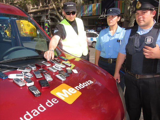 Secuestraron más de 50 celulares durante una inspección en la Galería Tonsa