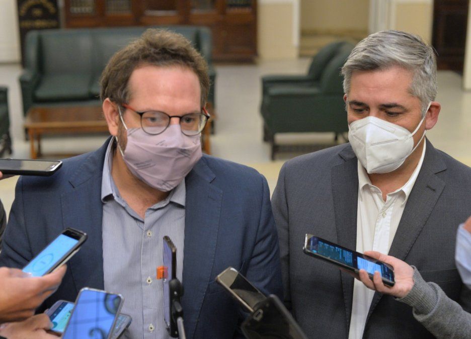 Los presidentes de los bloques de Senadores y Diputados del PJ, Lucas Ilardo y Germán Gómez, salieron a denunciar que el Gobierno manipula y falsea la información de la pandemia.