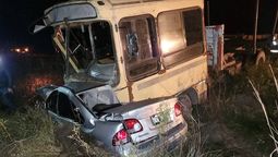 El accidente entre un auto y un camión en Corrientes, dejó el lamentable saldo de tres personas muertas.
