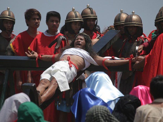 Filipinos conmemoraron el Viernes Santo con crucifixiones reales