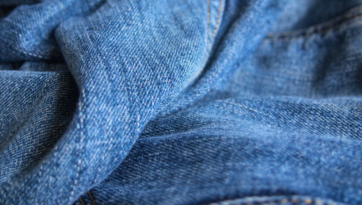 Con unos jeans viejos puedes confeccionar diferentes prendas y accesorios. Con unos jeans viejos puedes confeccionar diferentes prendas y accesorios. 