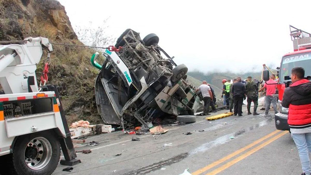 El ómnibus que volcó en una ruta Panamericana, en Colombia, se habría quedado sin frenos provocando una tragedia