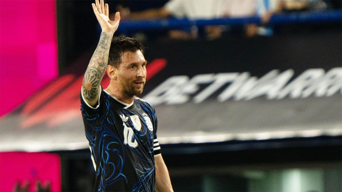 La Selección Argentina, con un show de Messi, goleó a Zambia en su último partido en el país antes del Mundial