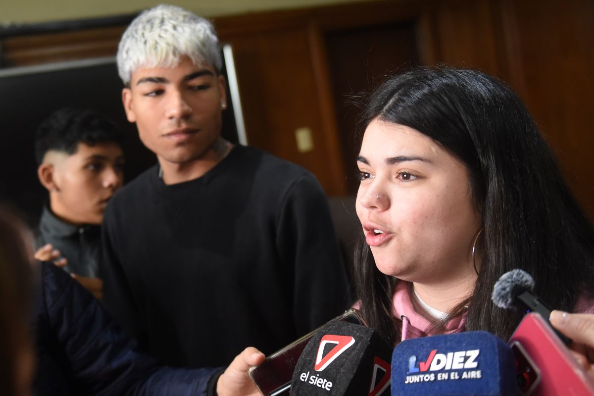 Malena y sus dos hermanos quieren crear un vínculo más allá de los años de separación. Malena y sus dos hermanos quieren crear un vínculo más allá de los años de separación.