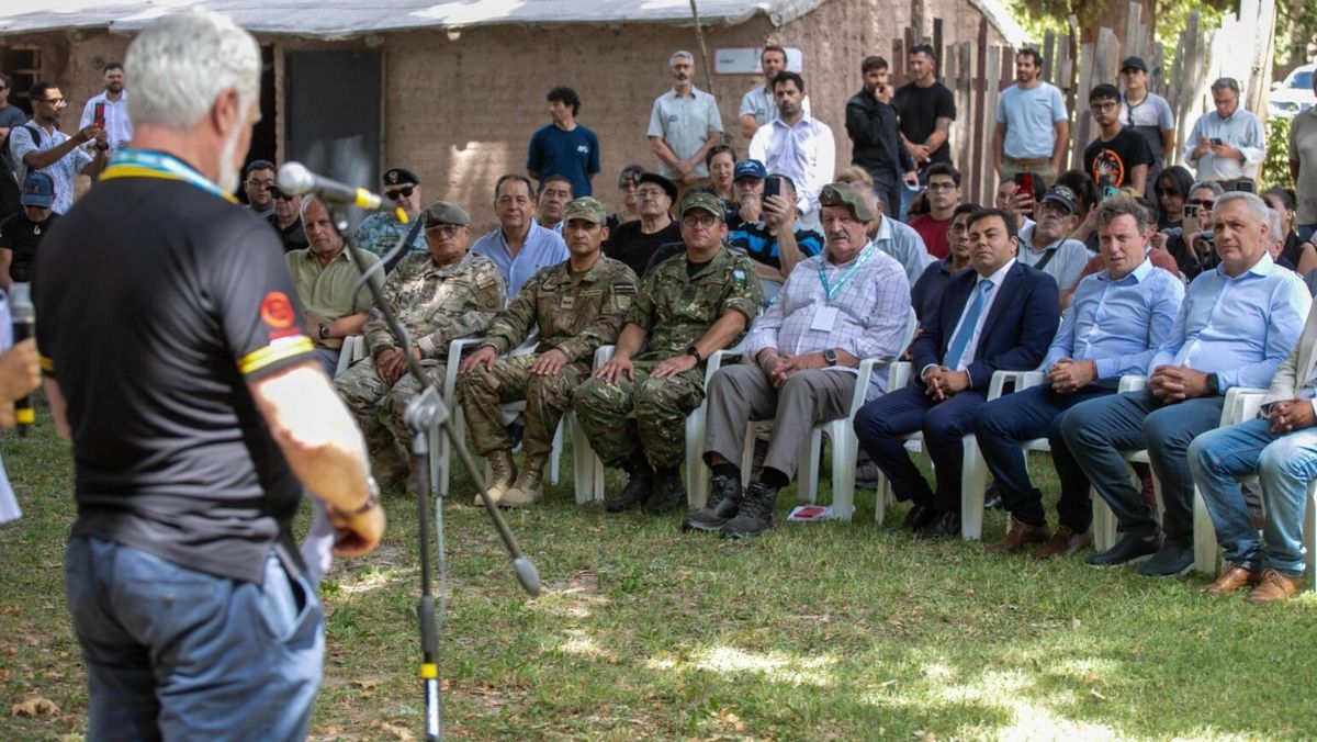 La imagen es de hace unos días, antes de que comenzara la expedición. Un veterano de guerra británico habla con sus camaradas argentinos y con el intendente de Las Heras, Francisco Lo Presti.