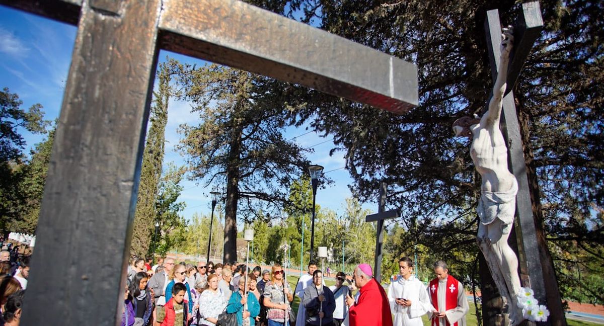 Una mañana soleada de Viernes Santo acompañó a los fieles mendocinos en el Calvario