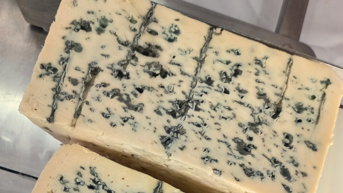 Parecidos pero no iguales. Hay diferencias entre el roquefort y el queso azul sobre todo por su forma de elaboración.