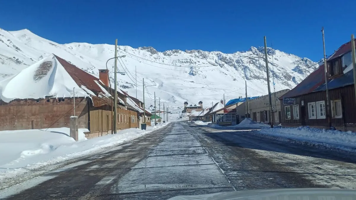 Luego de las intensas nevadas del fin de semana, el paso internacional reabre este lunes bajo la modalidad 24 horas Luego de las intensas nevadas del fin de semana, el paso internacional reabre este lunes bajo la modalidad 24 horas