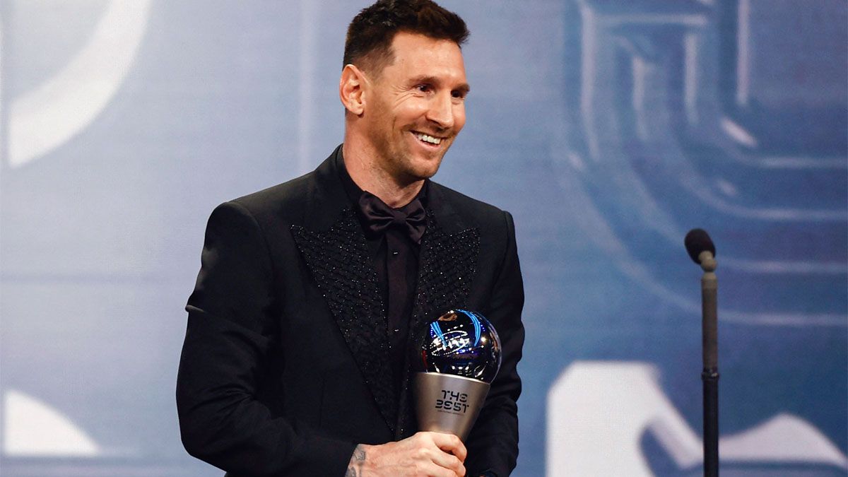 Lionel Messi sonríe tras obtener el premio The Best.