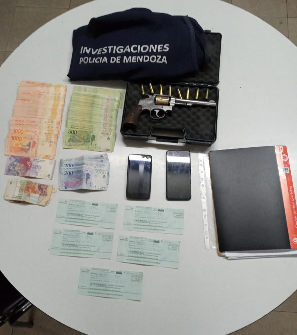 Más del botín hallado en poder de la banda delictiva.