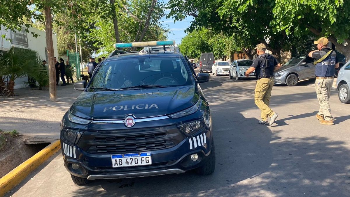 El sujeto fue demorado por averiguación de antecedentes y, ya en la seccional, se puso tenso. El sujeto fue demorado por averiguación de antecedentes y, ya en la seccional, se puso tenso.