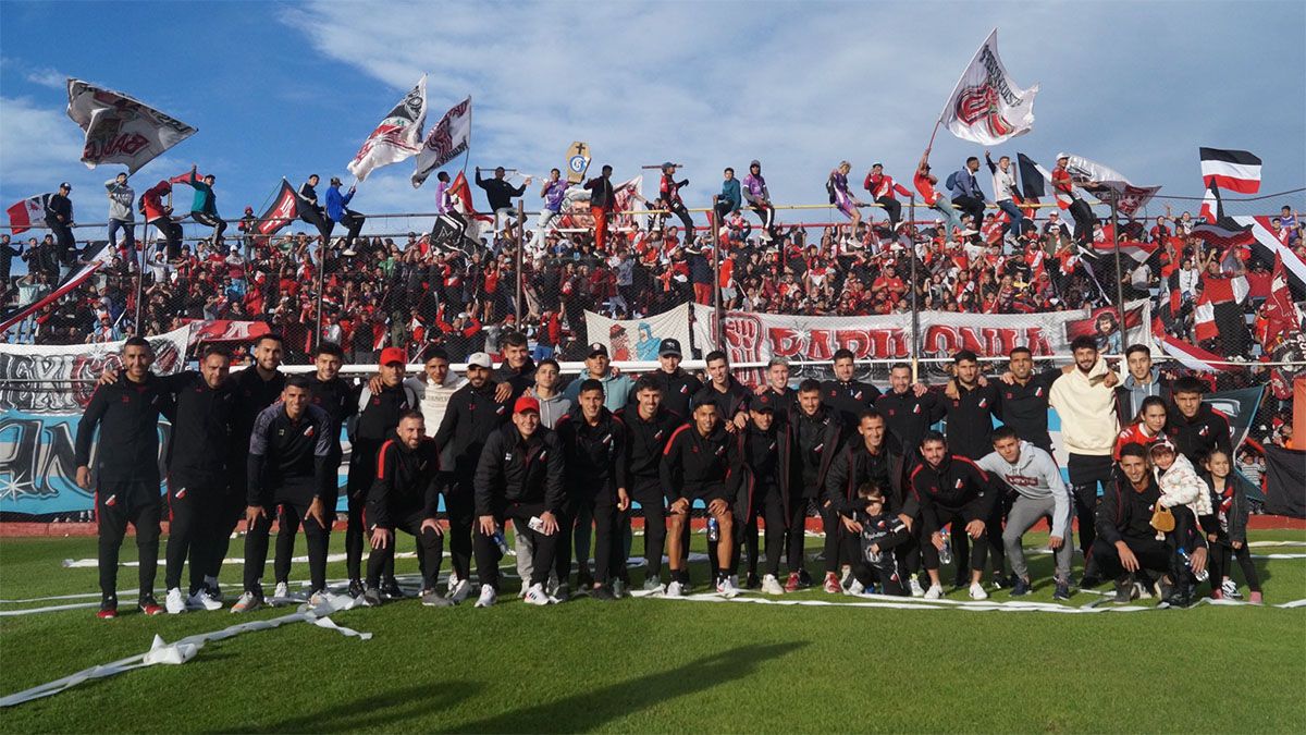 El gran banderazo de los hinchas del Deportivo Maipú antes del partido con Independiente Rivadavia