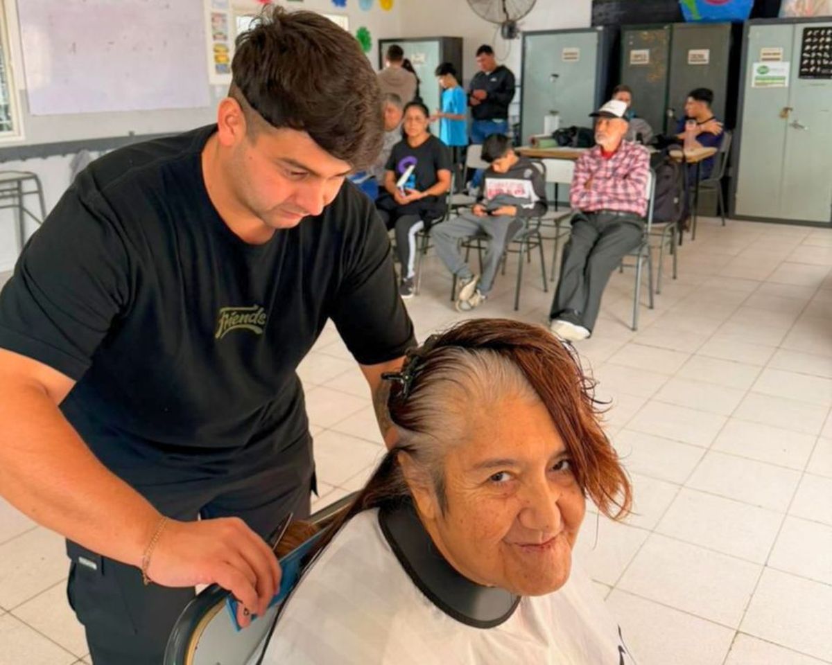 Señoras que necesitaban un corte, niños que querían estar a la moda y hombres que deseaban estar presentables para su entrevista laboral. Hubo de todo. Señoras que necesitaban un corte, niños que querían estar a la moda y hombres que deseaban estar presentables para su entrevista laboral. Hubo de todo.