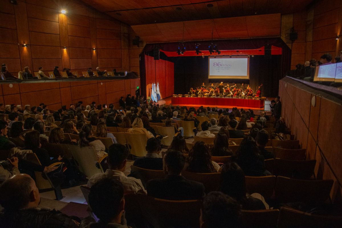 Ante un auditorio colmado, se realizó la celebración del 86º aniversario de la UNCuyo. Ante un auditorio colmado, se realizó la celebración del 86º aniversario de la UNCuyo.