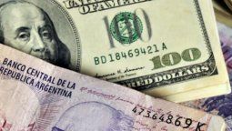 Los salarios medidos en dólares se redujeron a la mitad en tres años