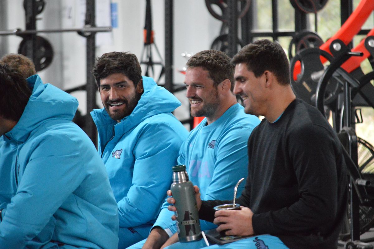 Juli&aacute;n Montoya, capit&aacute;n, junto a Pablo Matera y Rodrigo Bruni en el entrenamiento de Los Pumas en Casa Pumas