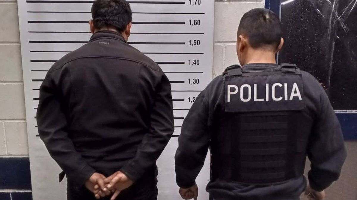 Uno de los detenidos por ofrecer medidores de AYSAM en las redes sociales. Uno de los detenidos por ofrecer medidores de AYSAM en las redes sociales.