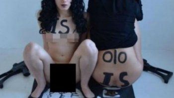 Una feminista defecó y menstruó sobre la bandera yihadista