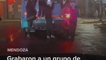 Grabaron a un grupo de jóvenes colgados de un colectivo