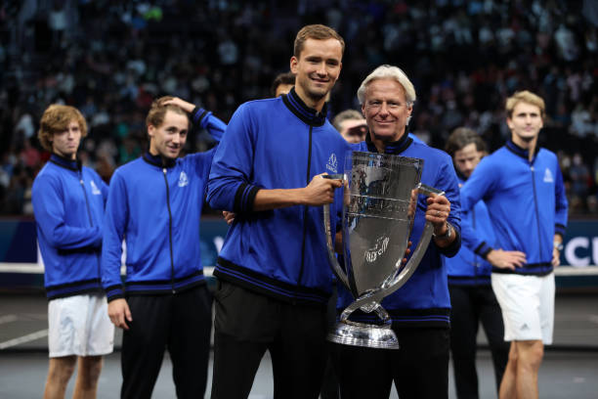 Medvedev y el capitán Bjorn Borg con la Laver Cup ganada otra vez por Europa.