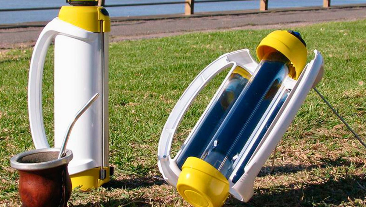 Este invento argentino se trata de un increíble termo solar que permite calentar el agua al aire libre, solo por el contacto directo con la luz del sol, sin la necesidad de utilizar ni gas ni electricidad. Este invento argentino se trata de un increíble termo solar que permite calentar el agua al aire libre, solo por el contacto directo con la luz del sol, sin la necesidad de utilizar ni gas ni electricidad. 