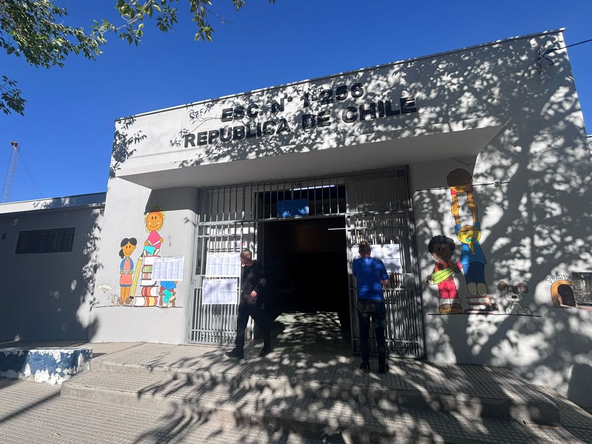 A las 8.45 abrieron las 9 mesas de votación en la escuela República de Chile de Ciudad por demoras de los presidentes de mesa. Fotos: Matías Pascualetti A las 8.45 abrieron las 9 mesas de votación en la escuela República de Chile de Ciudad por demoras de los presidentes de mesa. Fotos: Matías Pascualetti