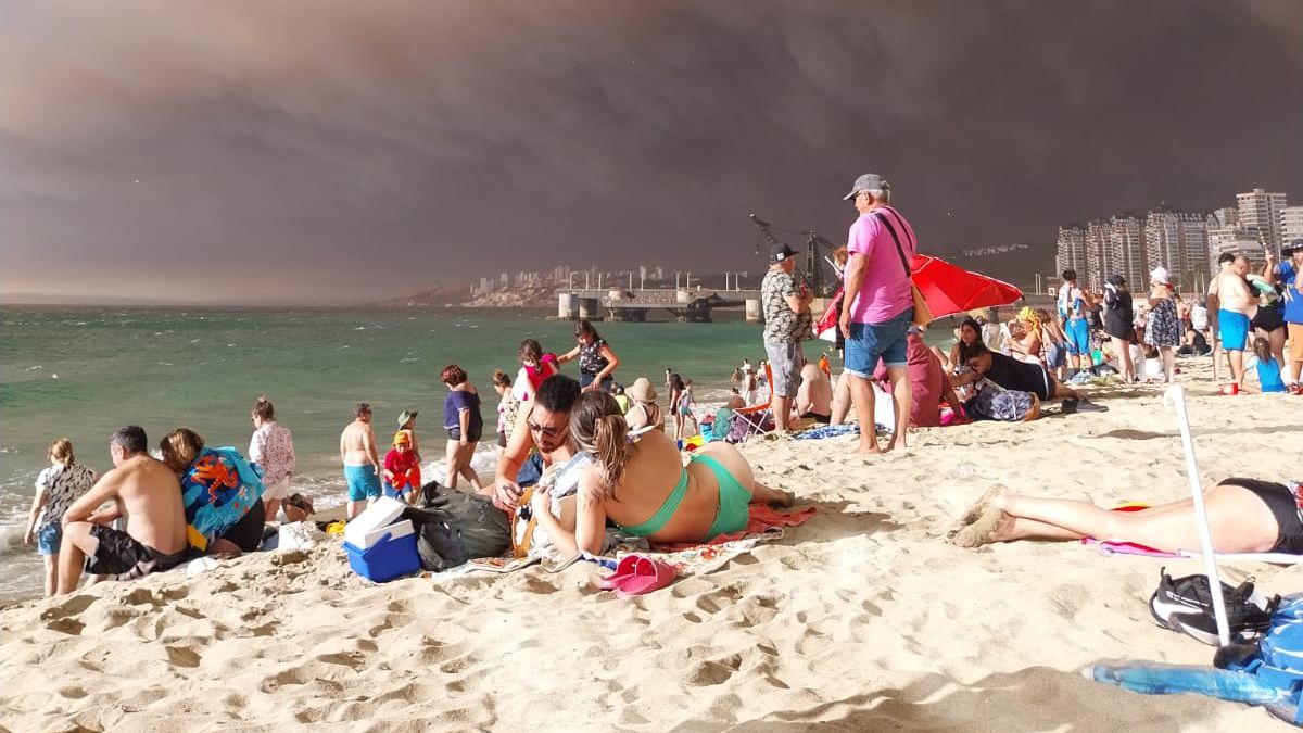 Así se veía el incendio desde una de las playas de Viña del Mar. Foto: gentileza Luis Pablo Marín.