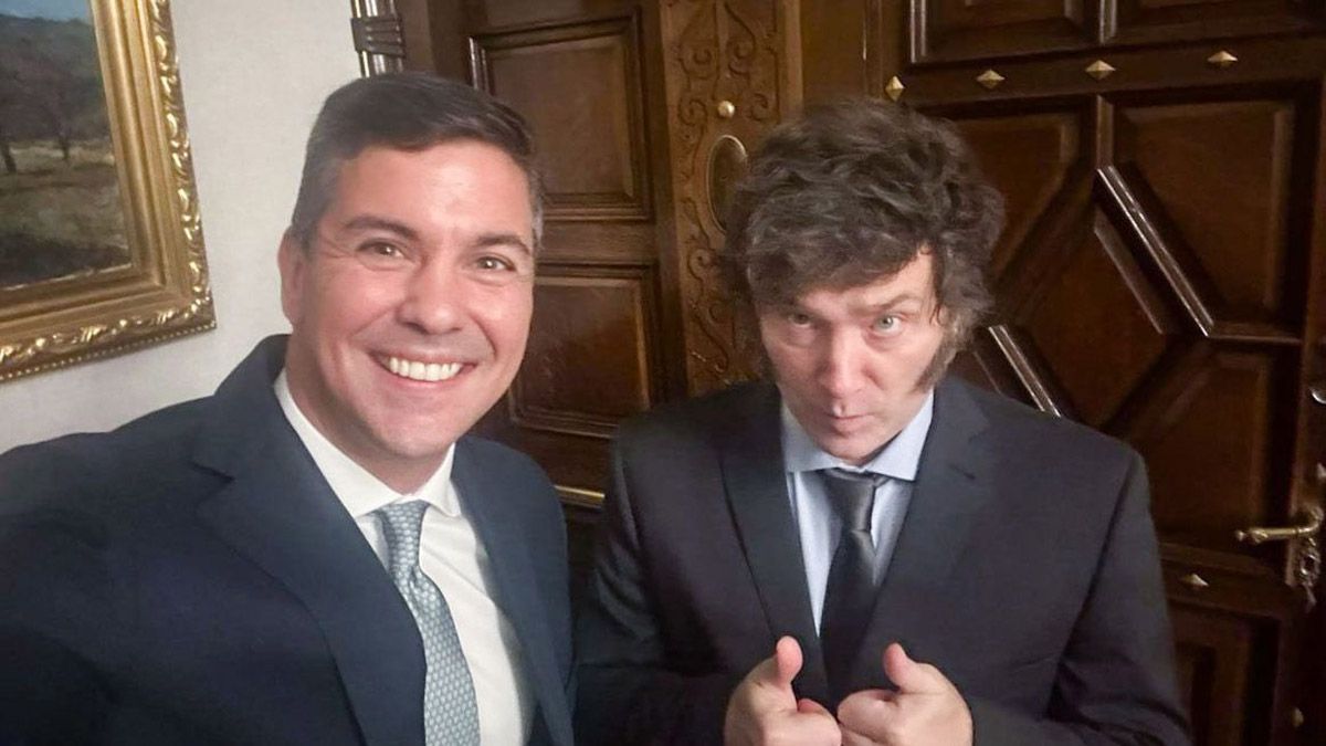 Javier Milei junto a Santiago Peña, presidente de Paraguay.