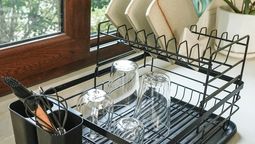 Adiós al secaplatos tradicional: gana espacio en tu cocina con este invento moderno y novedoso