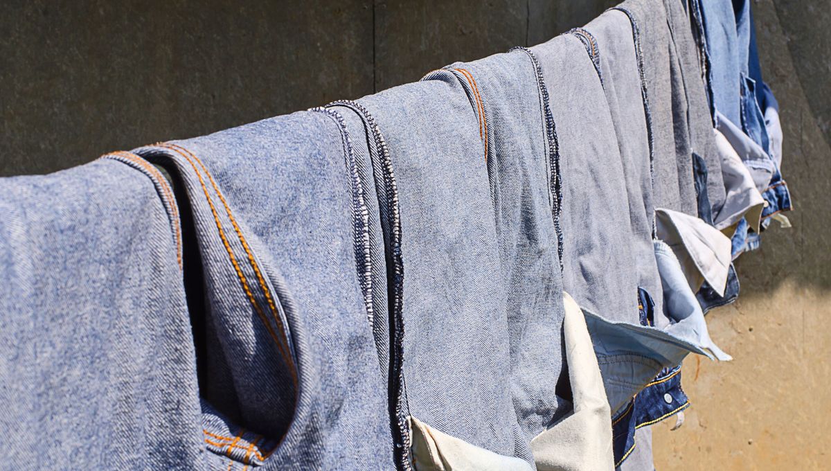 Plancha tus jeans y guárdalos doblados del revés para proteger la tela. Plancha tus jeans y guárdalos doblados del revés para proteger la tela.